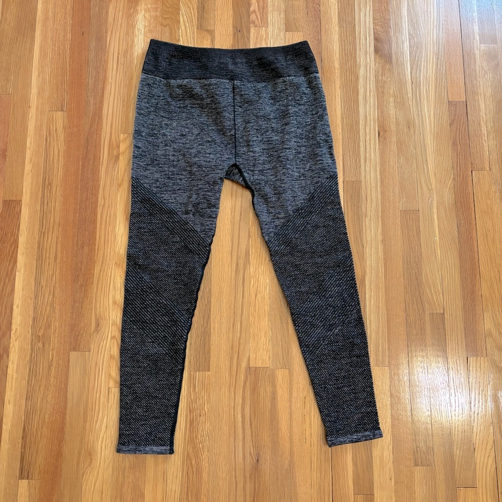 Fabletics Mid-Rise Seamless 7/8 Leggings ribbed dark gray size large